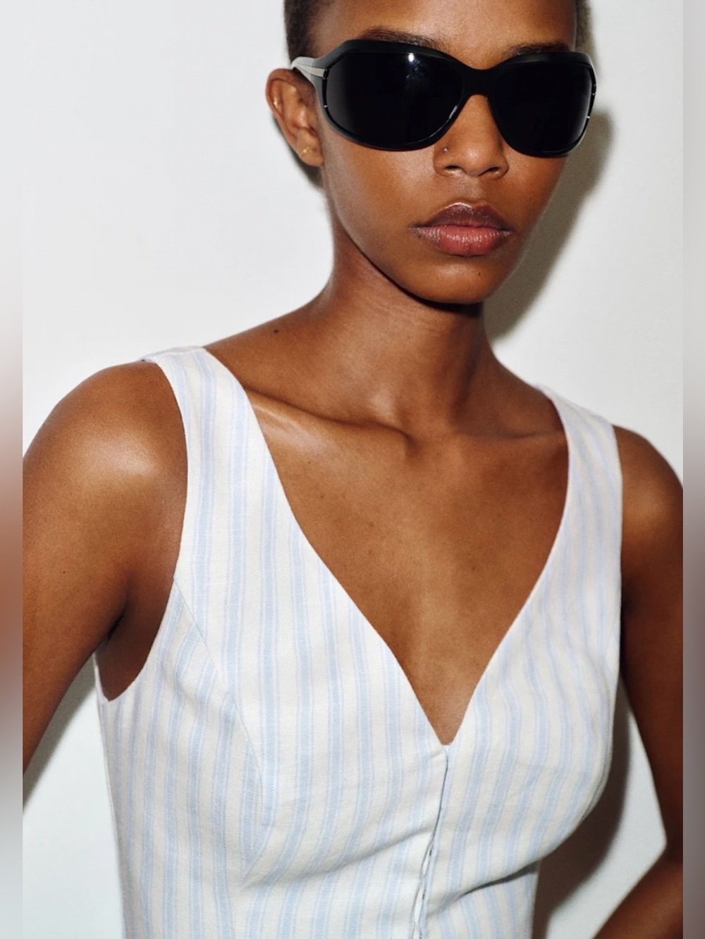 Reformation Indie Linen Top in Swan Stripe - Picture 3 of 8